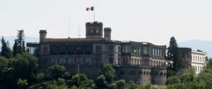 El Castillo de Chapultepec en CDMX, rodeado de naturaleza, muestra su arquitectura clásica e importancia histórica en la cultura mexicana.