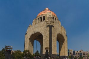 El icónico Museo Nacional de la Revolución en la Ciudad de México, con su arquitectura monumental y su importancia histórica.