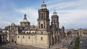 Una vista impresionante de la Catedral Metropolitana en la Ciudad de México, destacando su arquitectura histórica y su importancia cultural.