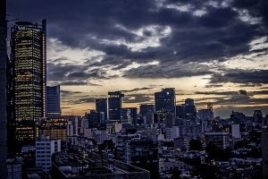 Impresionante atardecer en la Ciudad de México, mostrando el horizonte y edificios urbanos iluminados en tonos dorados.